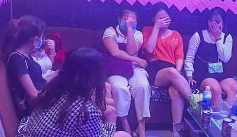 Don khach khi co lenh cam, chu quan karaoke bi phat 15 trieu dong hinh anh