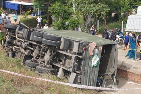 Xe quan doi lao xuong ve duong, 2 nguoi tu nan hinh anh