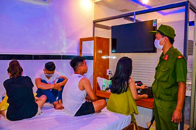 20 người bay lắc trong khách sạn ảnh 1 20 nguoi bay lac trong khach san anh 1