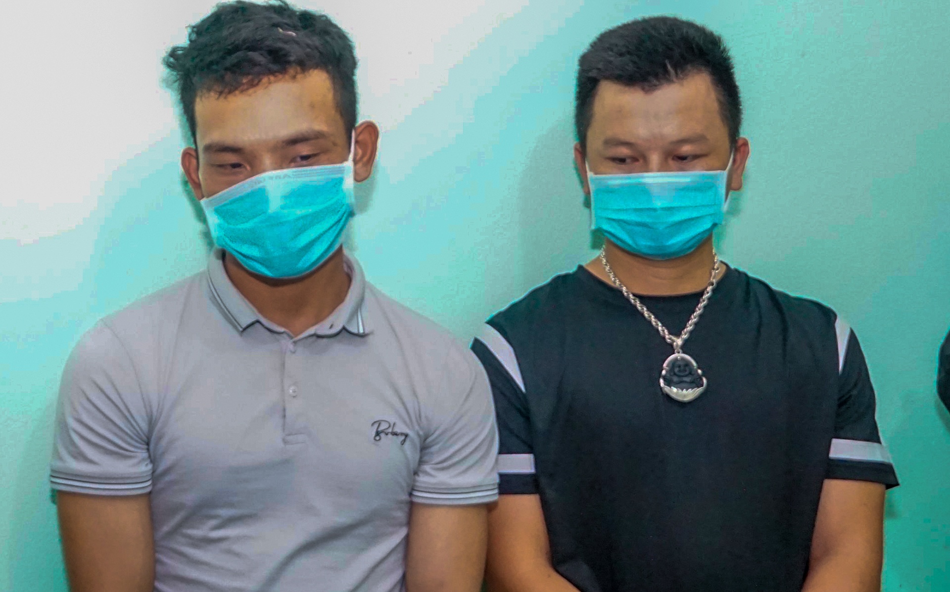 Tam giam 2 thanh nien cho vay lai nang, cuong doat xe may hinh anh