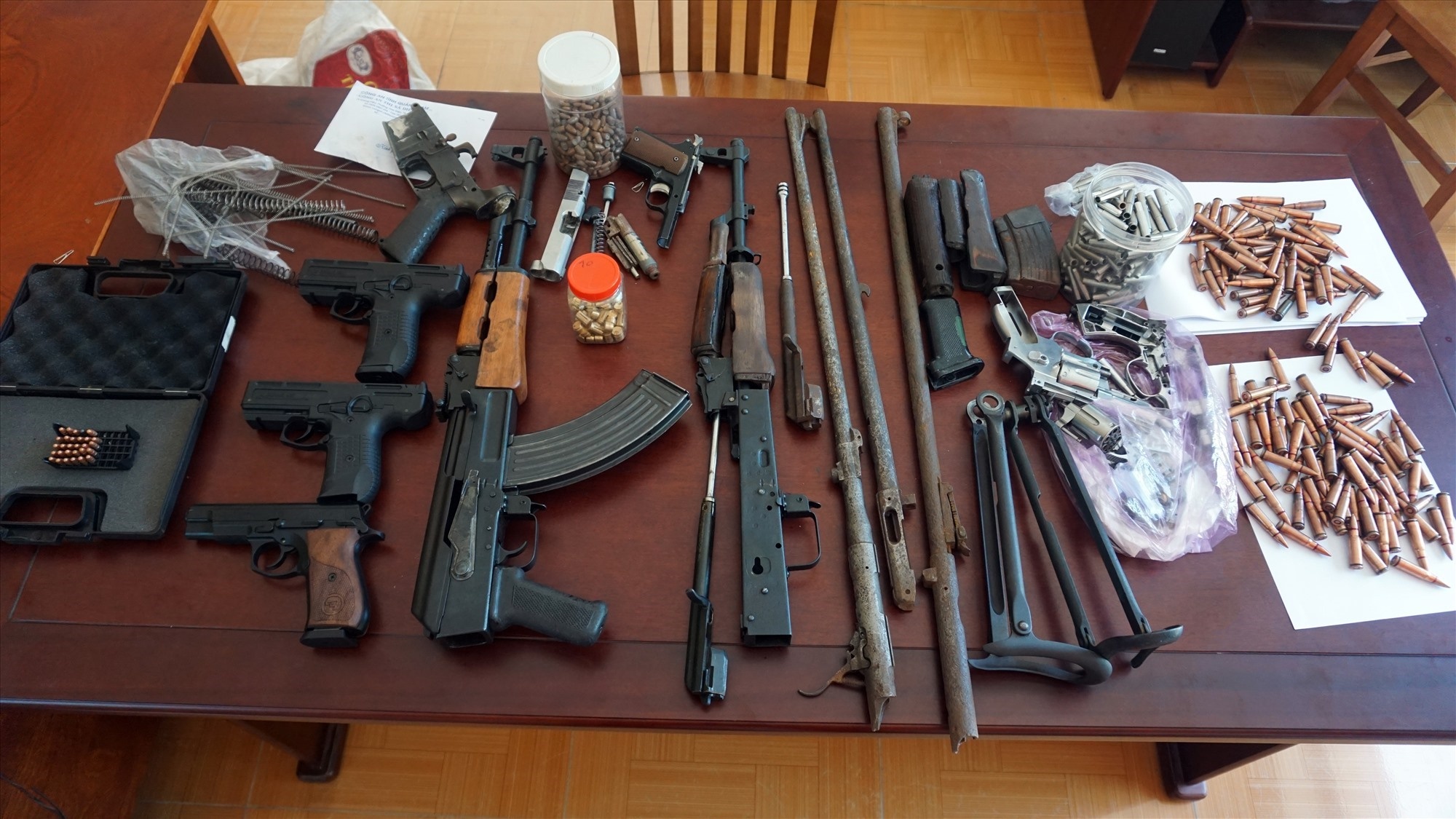 Nam thanh nien bi bat vi tang tru, ban sung AK hinh anh