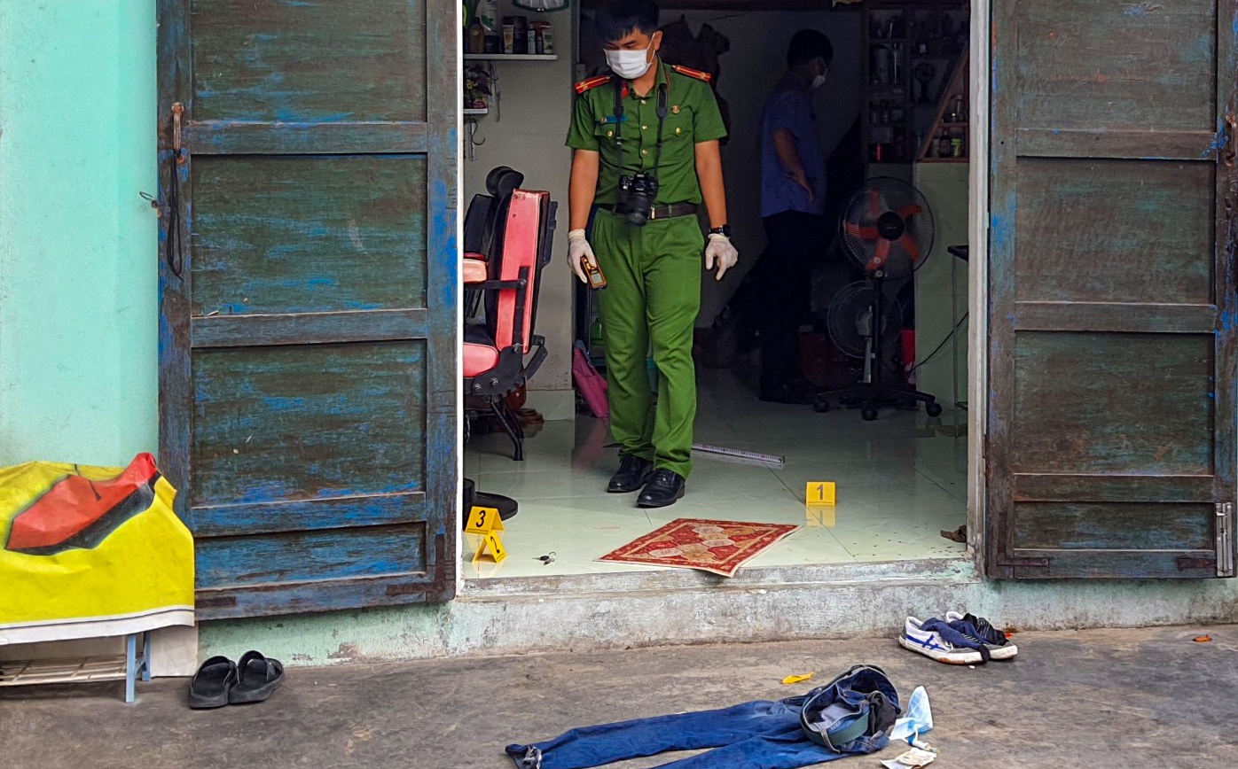 Chong tu vong vi vo nem keo vao nguc hinh anh
