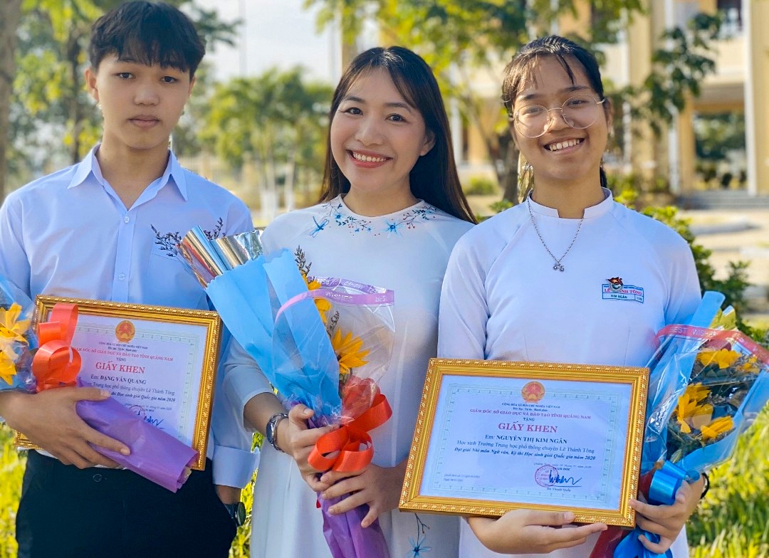 nam sinh dat diem 10 mon ngu van anh 1