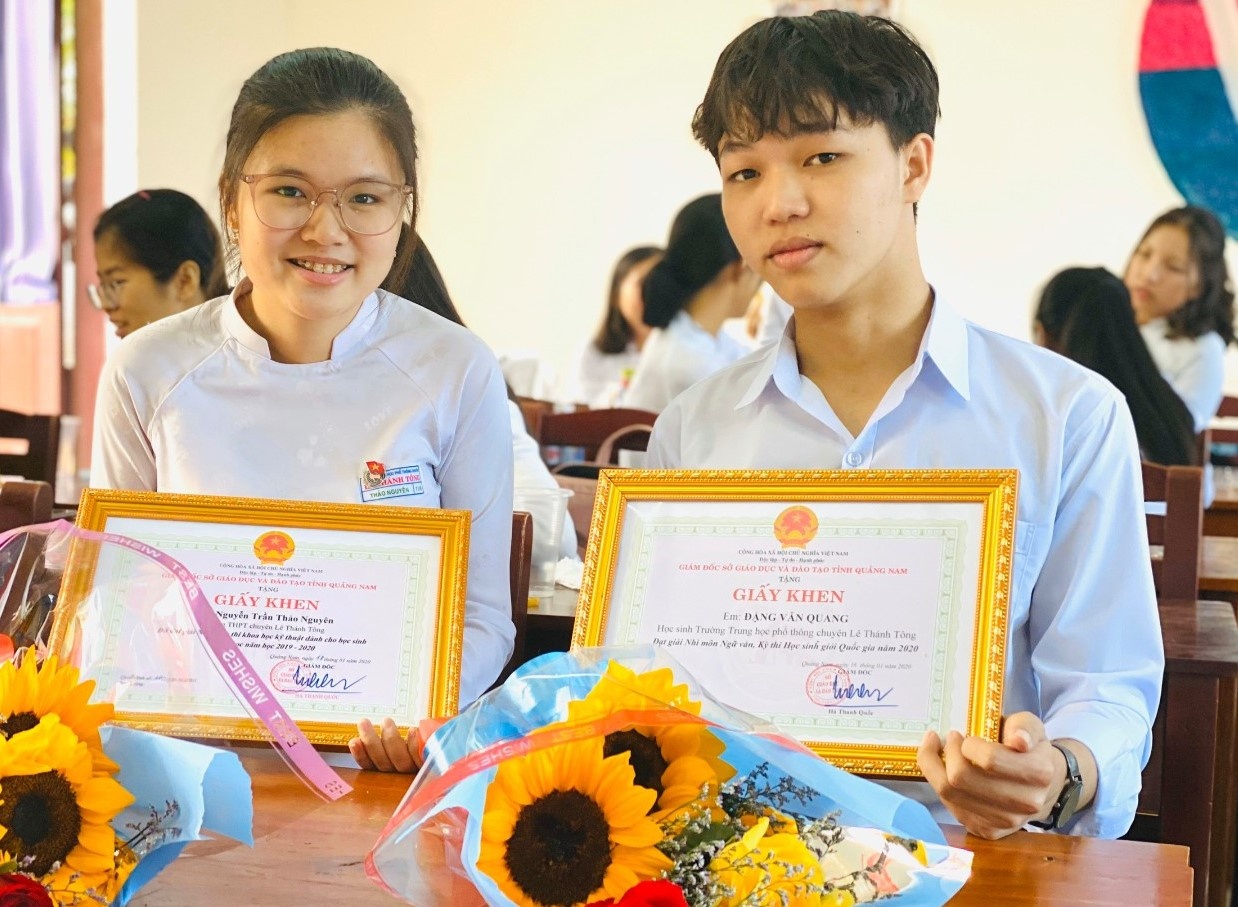 Nam sinh dat diem 10 Ngu van uoc mo lam chuyen gia kinh te hinh anh