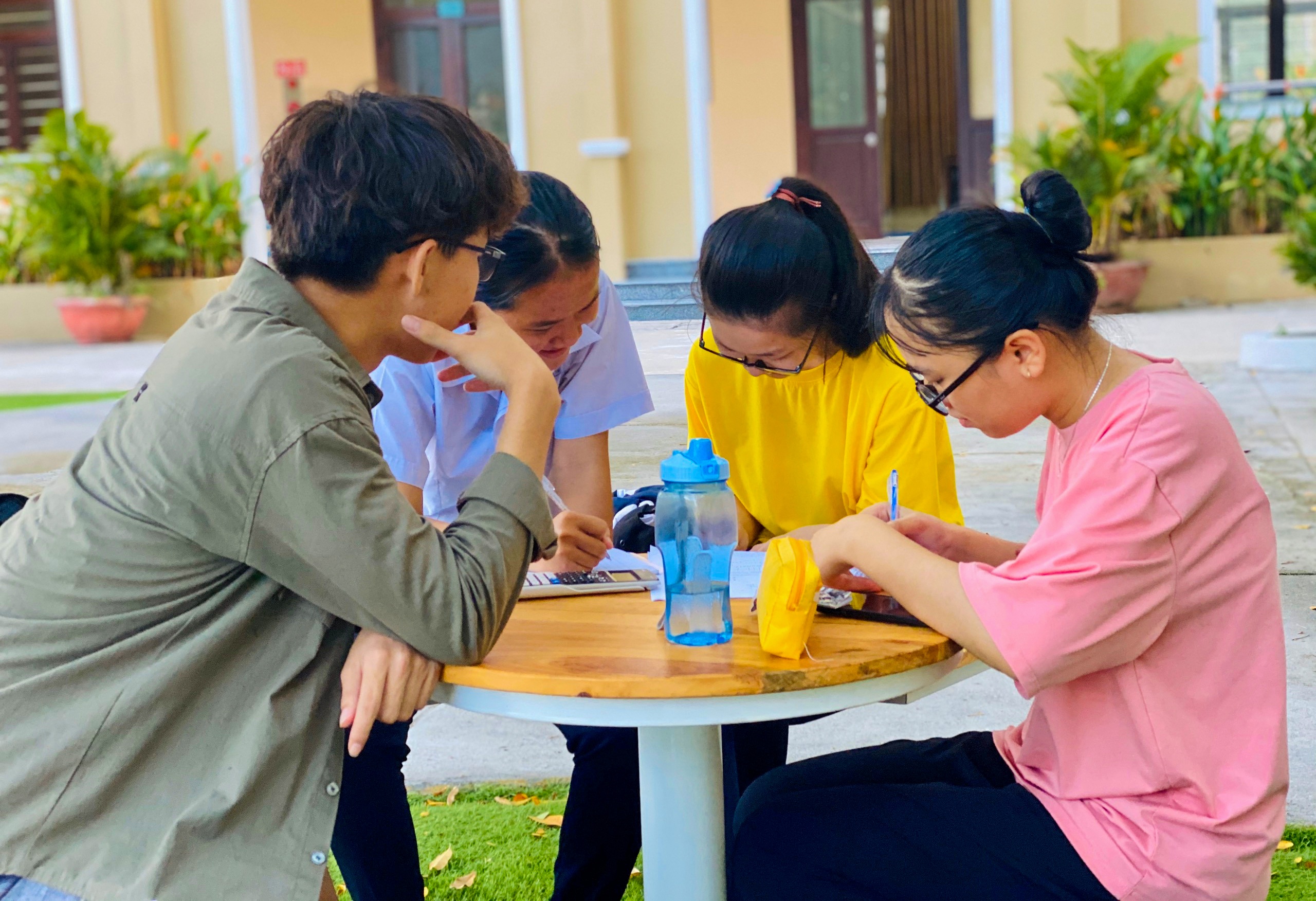 nam sinh dat diem 10 mon ngu van anh 2