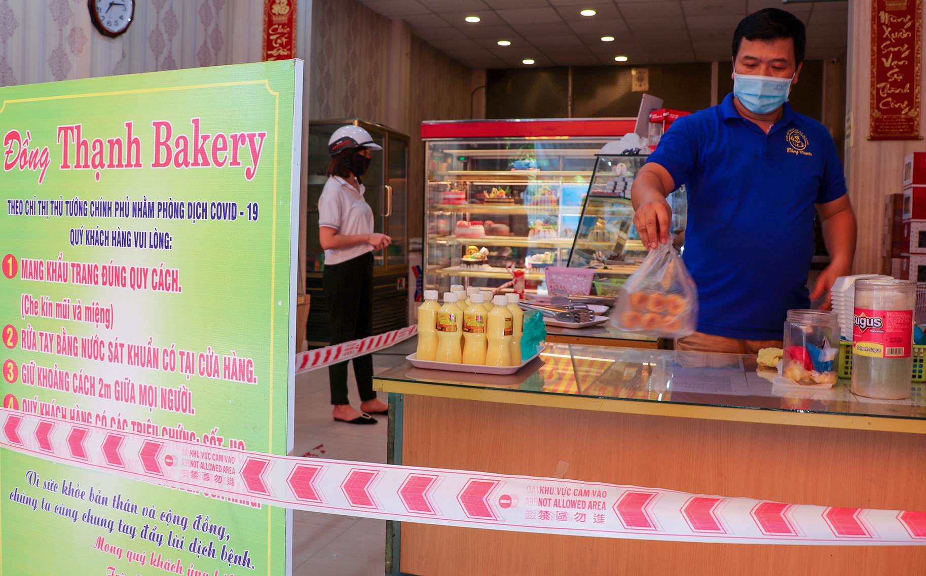 Chu hang cang day giu khoang cach 2 m voi khach o TP Tam Ky hinh anh