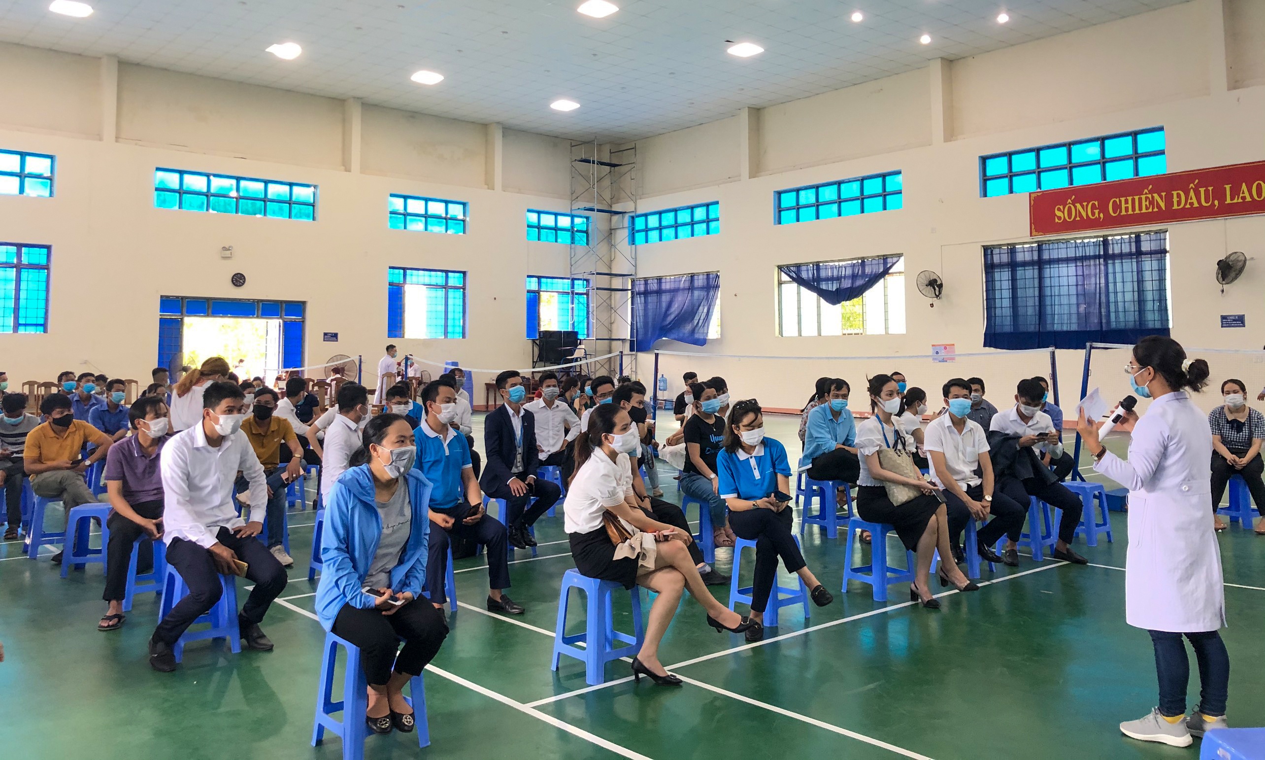 doanh nghiep duoc uu tien tiem vaccine anh 1