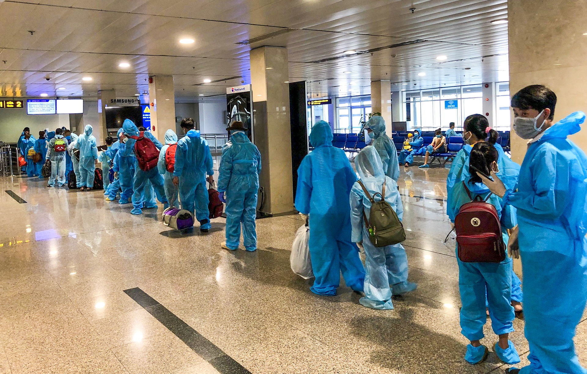 14 nguoi nhap canh nhiem bien chung Omicron hinh anh