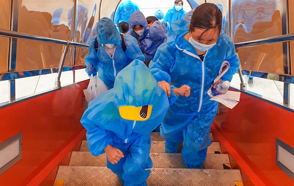 Nguoi mua ve tau, may bay giup dong huong o TP.HCM ve que hinh anh