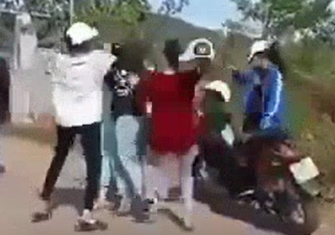 Nu sinh bi nhom ban danh bang than cay, mu bao hiem hinh anh