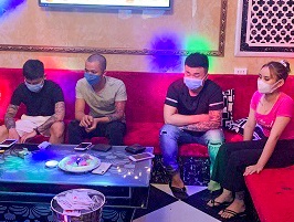 18 nguoi phe ma tuy trong quan karaoke dong cua hinh anh