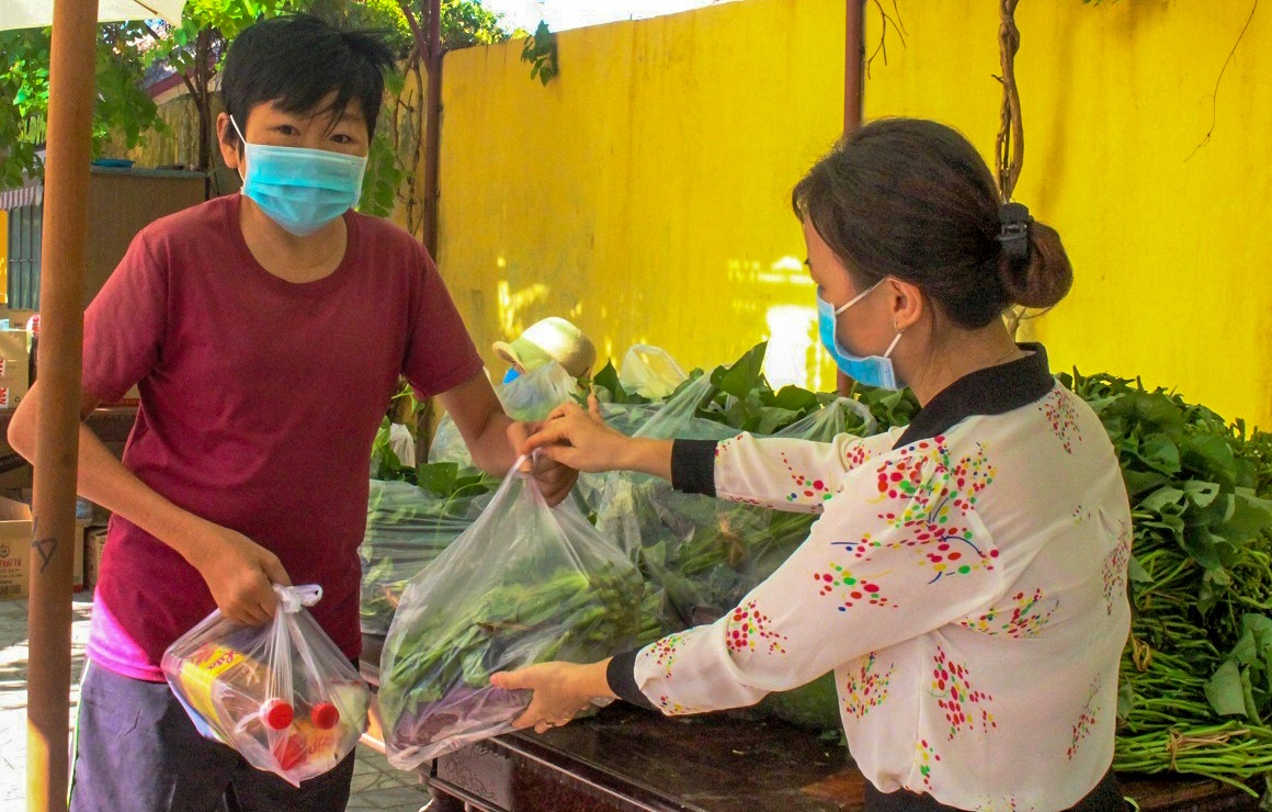 Phien cho 0 dong giup hon 1.500 nguoi dan Hoi An trong dich hinh anh