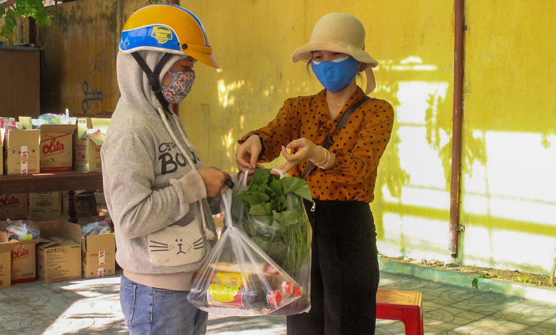 Người dân được giúp đỡ tại phiên chợ 0 đồng ảnh 1 Nguoi dan duoc giup do tai phien cho 0 dong anh 1