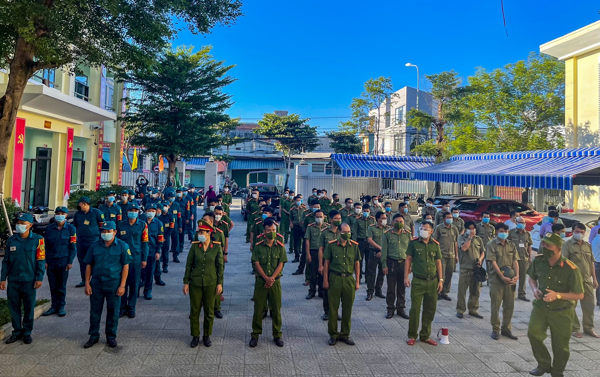 Công an Đà Nẵng xử lý người vi phạm giãn cách ảnh 1 Cong an Da Nang xu ly nguoi vi pham gian cach anh 1