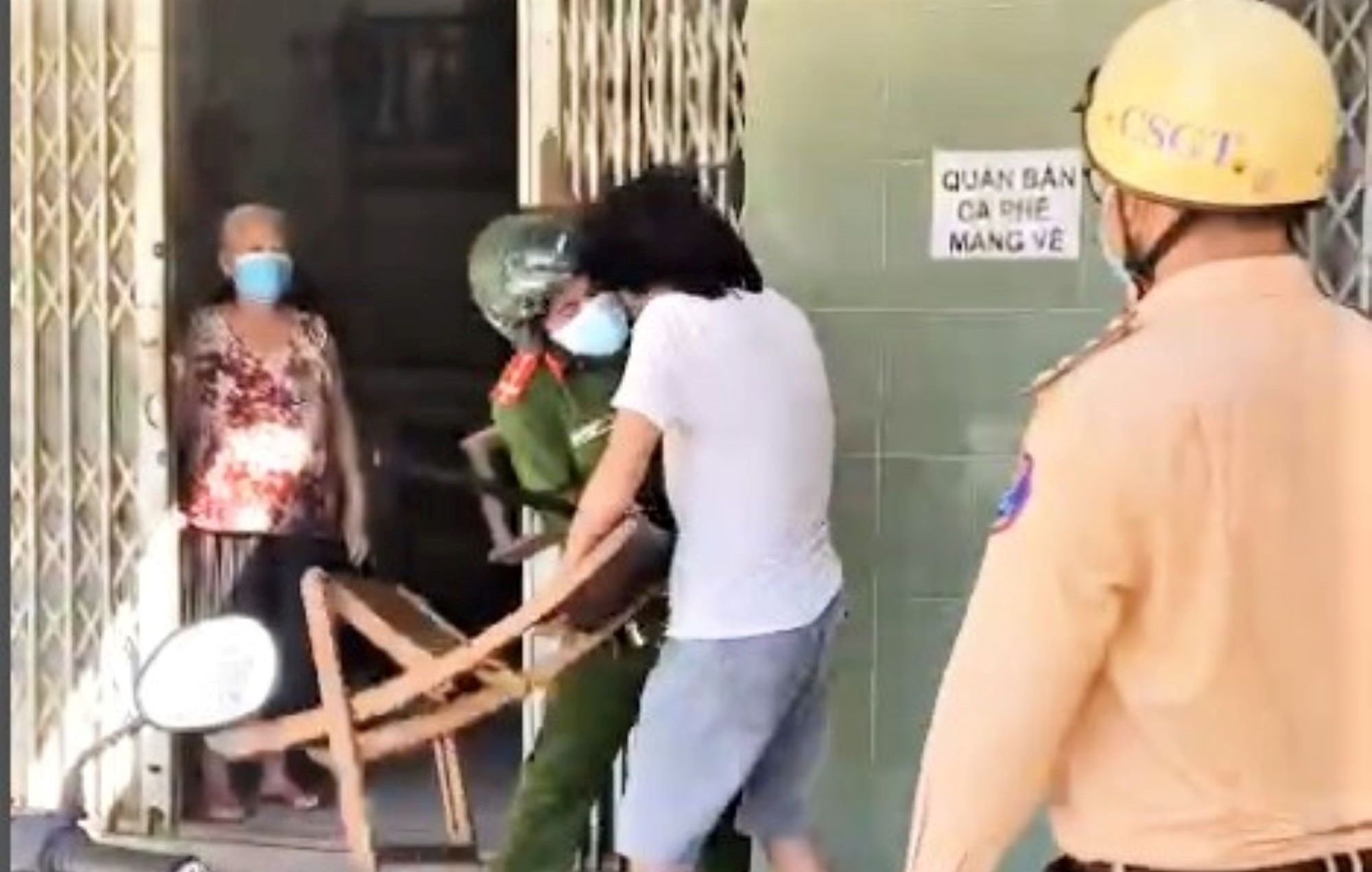 người đàn ông ném ghế vào cán bộ phòng dịch Covid-19 ảnh 1 nguoi dan ong nem ghe vao can bo phong dich Covid-19 anh 1
