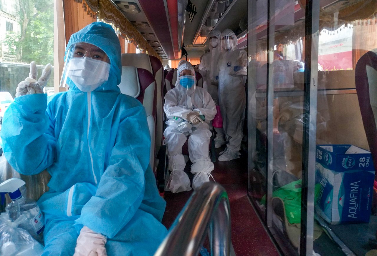 3 sinh vien o TP.HCM nhuong suat ve que cho san phu hinh anh