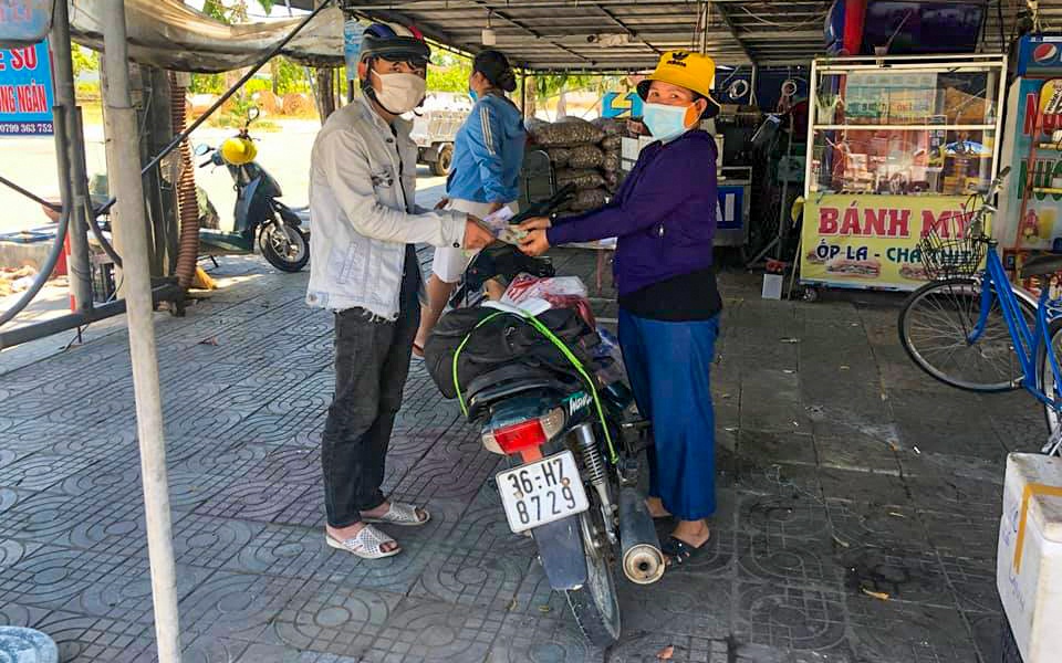 nam thanh nien duoc tang xe dap de ve que anh 1