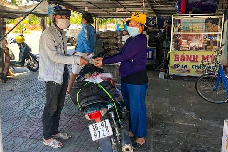 Di bo ve Thanh Hoa, chang trai duoc tang xe may hinh anh