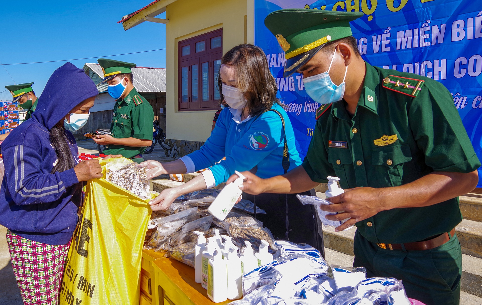 Phien cho 0 dong cho dan ngheo noi bien gioi hinh anh