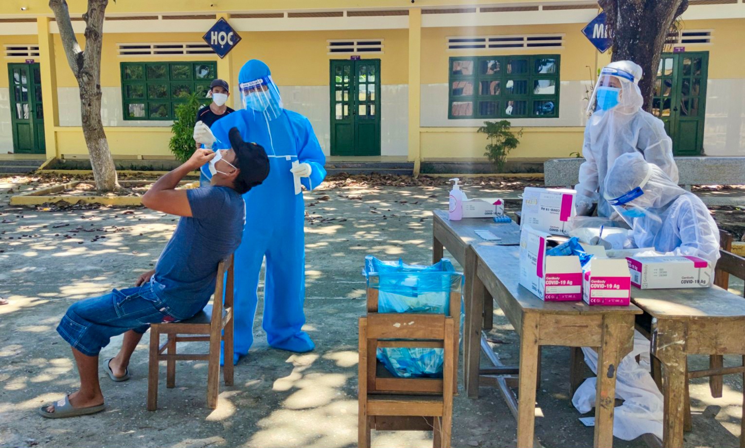 thanh nien xung kich vao vung do chong dich anh 1