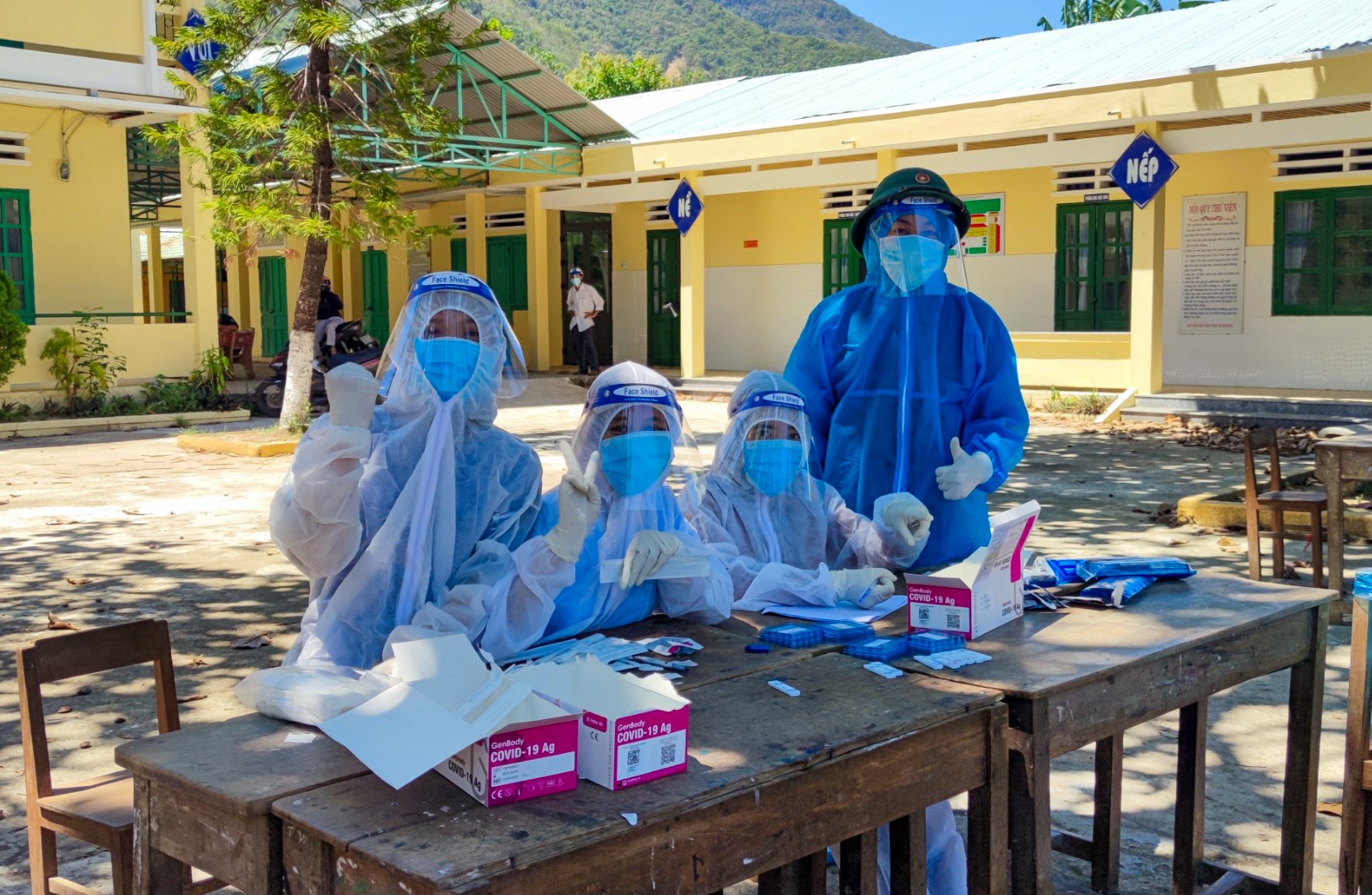 thanh nien xung kich vao vung do chong dich anh 2