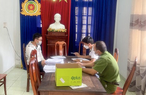 bắt người đàn ông làm giả hơn 300 căn cước công dân ảnh 1 bat nguoi dan ong lam gia hon 300 can cuoc cong dan anh 1