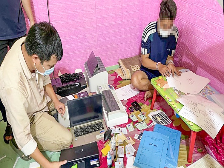 Pha duong day lam gia can cuoc cong dan, giay phep lai xe hinh anh