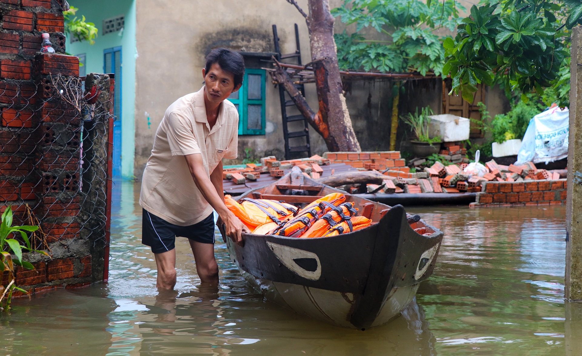 Khu dan cu tai Tam Ky ngap sau do mua lon anh 7