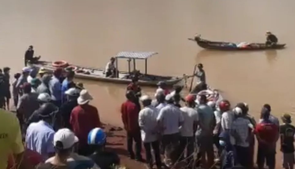 Doi nam nu de lai la thu roi nhay dap Khe Tan hinh anh