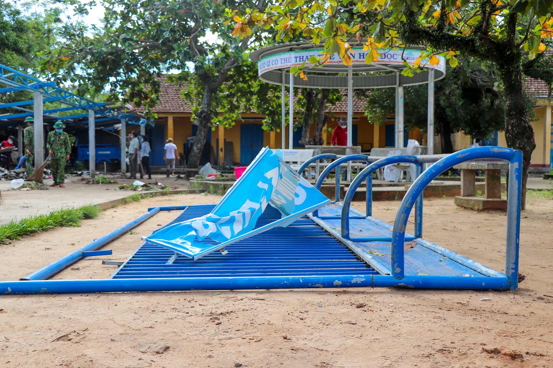 hang chuc ngoi nha hu hong do bao so 6 anh 7