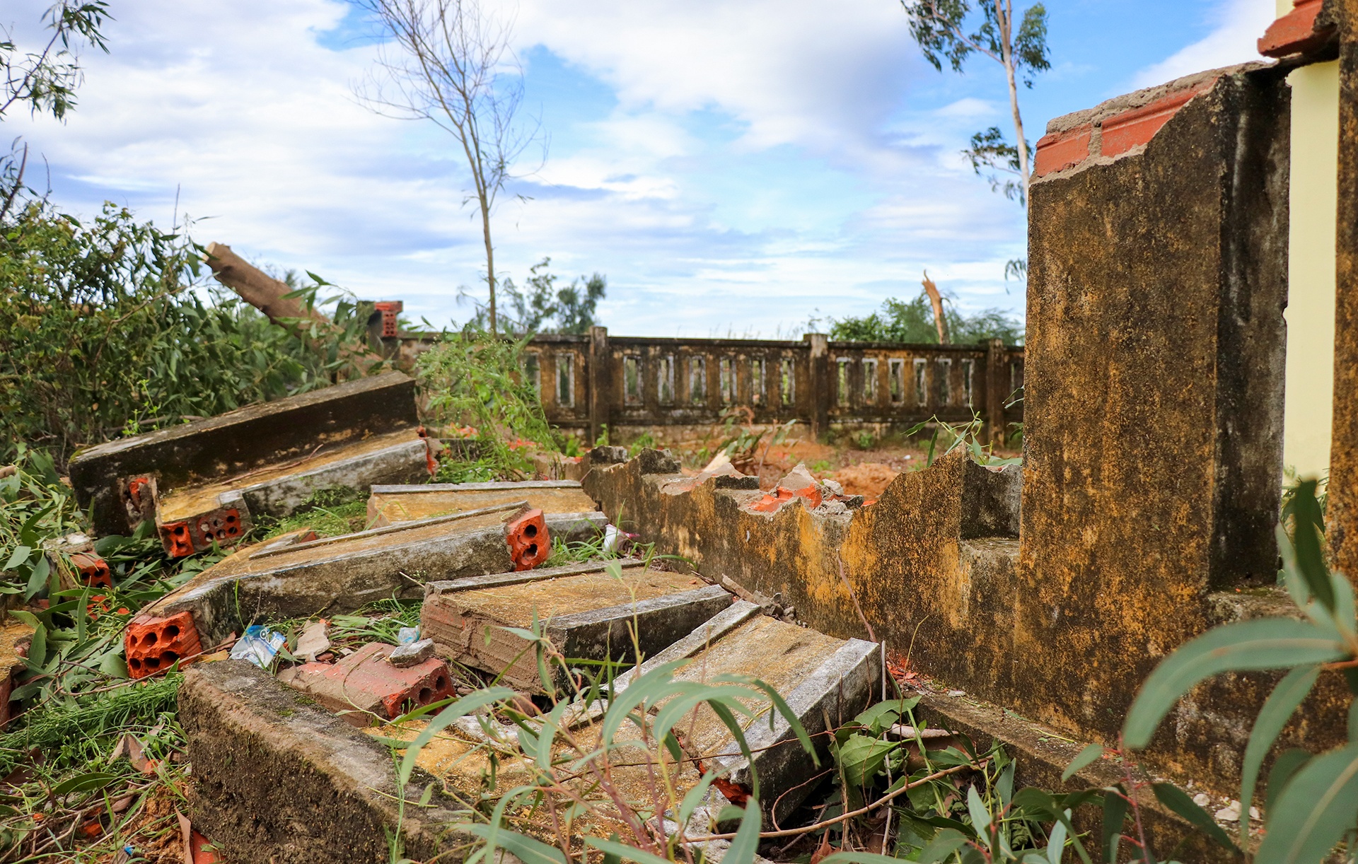 hang chuc ngoi nha hu hong do bao so 6 anh 8