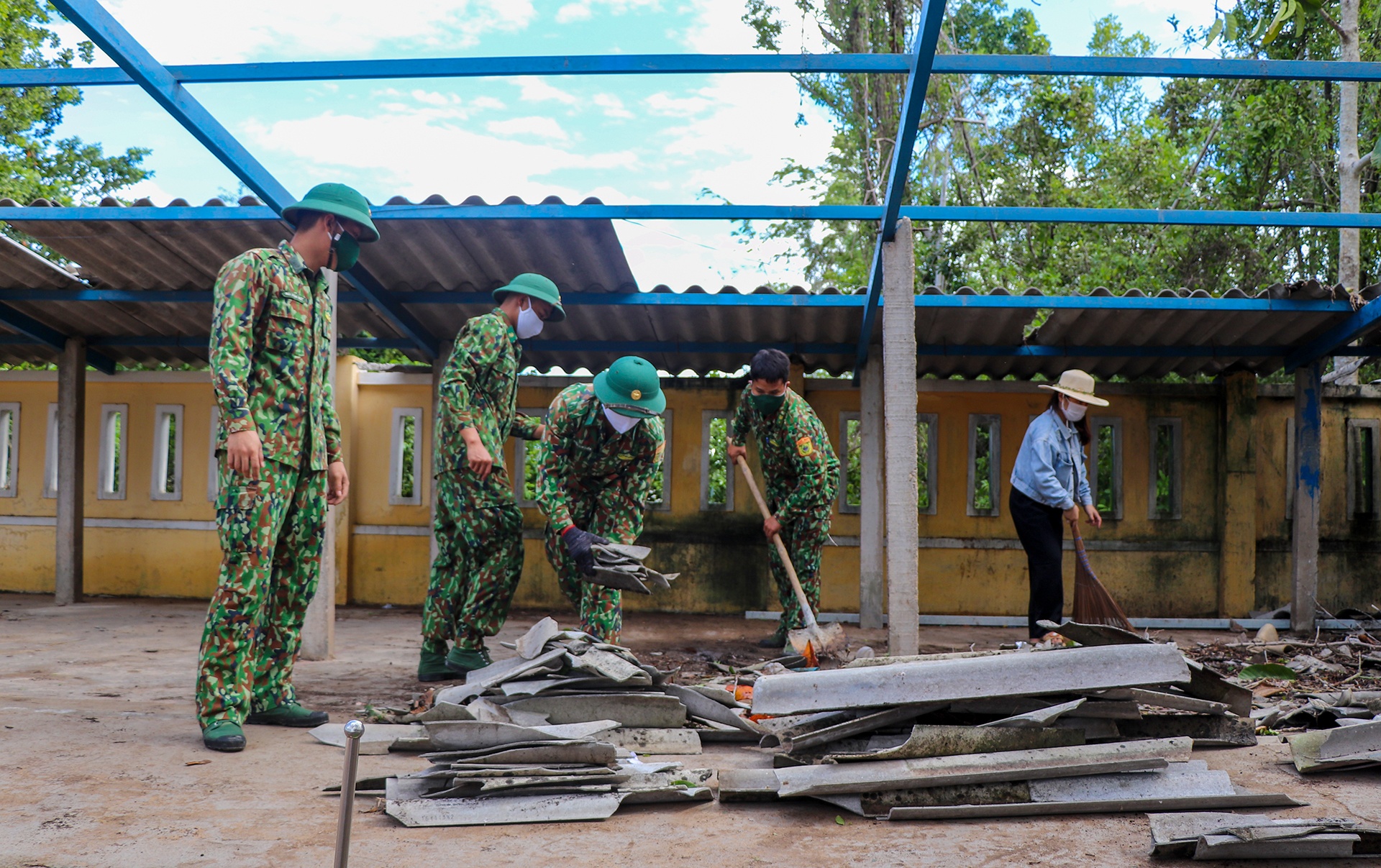 hang chuc ngoi nha hu hong do bao so 6 anh 9