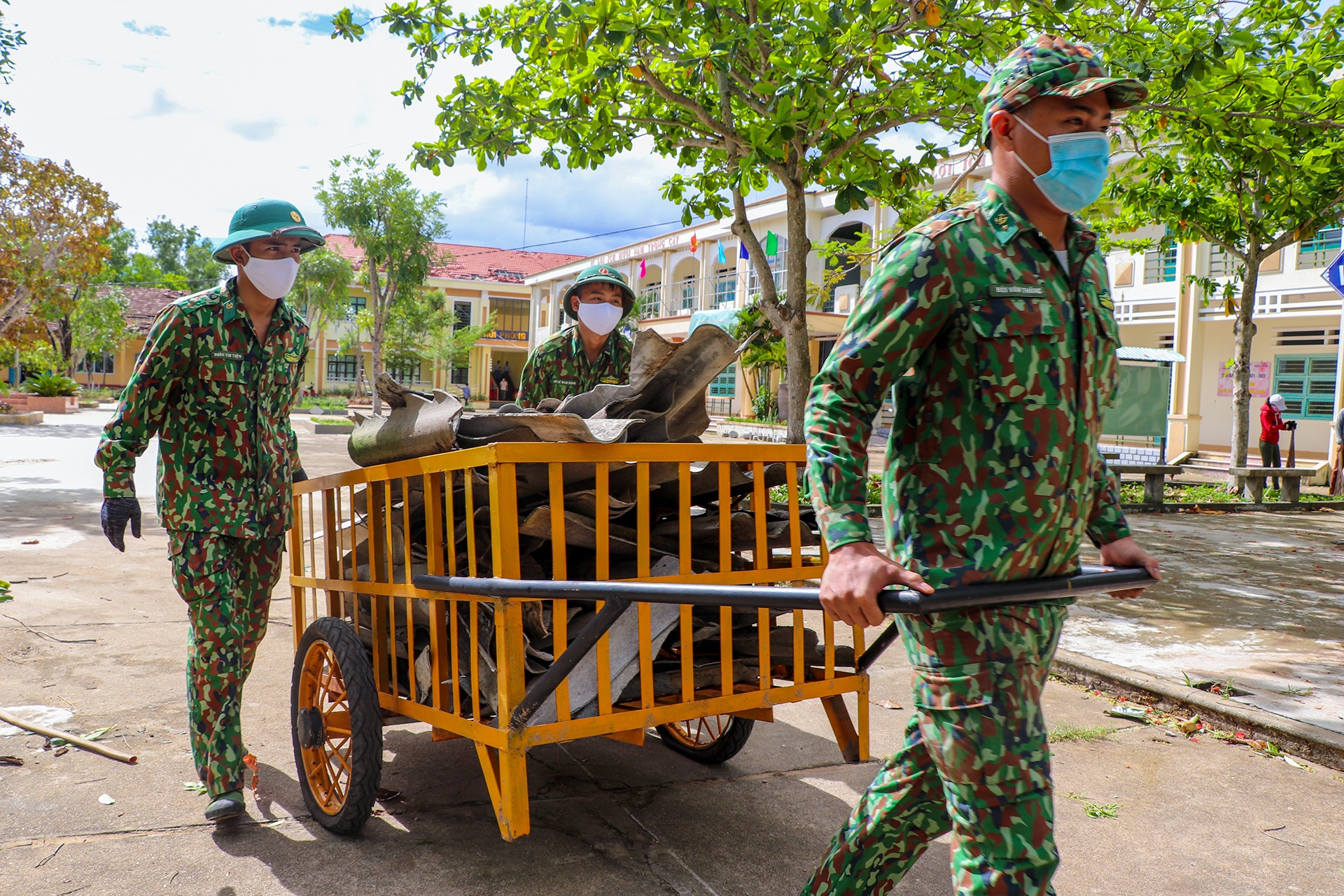 hang chuc ngoi nha hu hong do bao so 6 anh 10