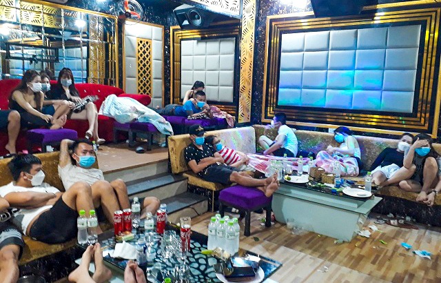 nhóm thanh niên sử dụng ma túy trong quán karaoke ảnh 1 nhom thanh nien su dung ma tuy trong quan karaoke anh 1