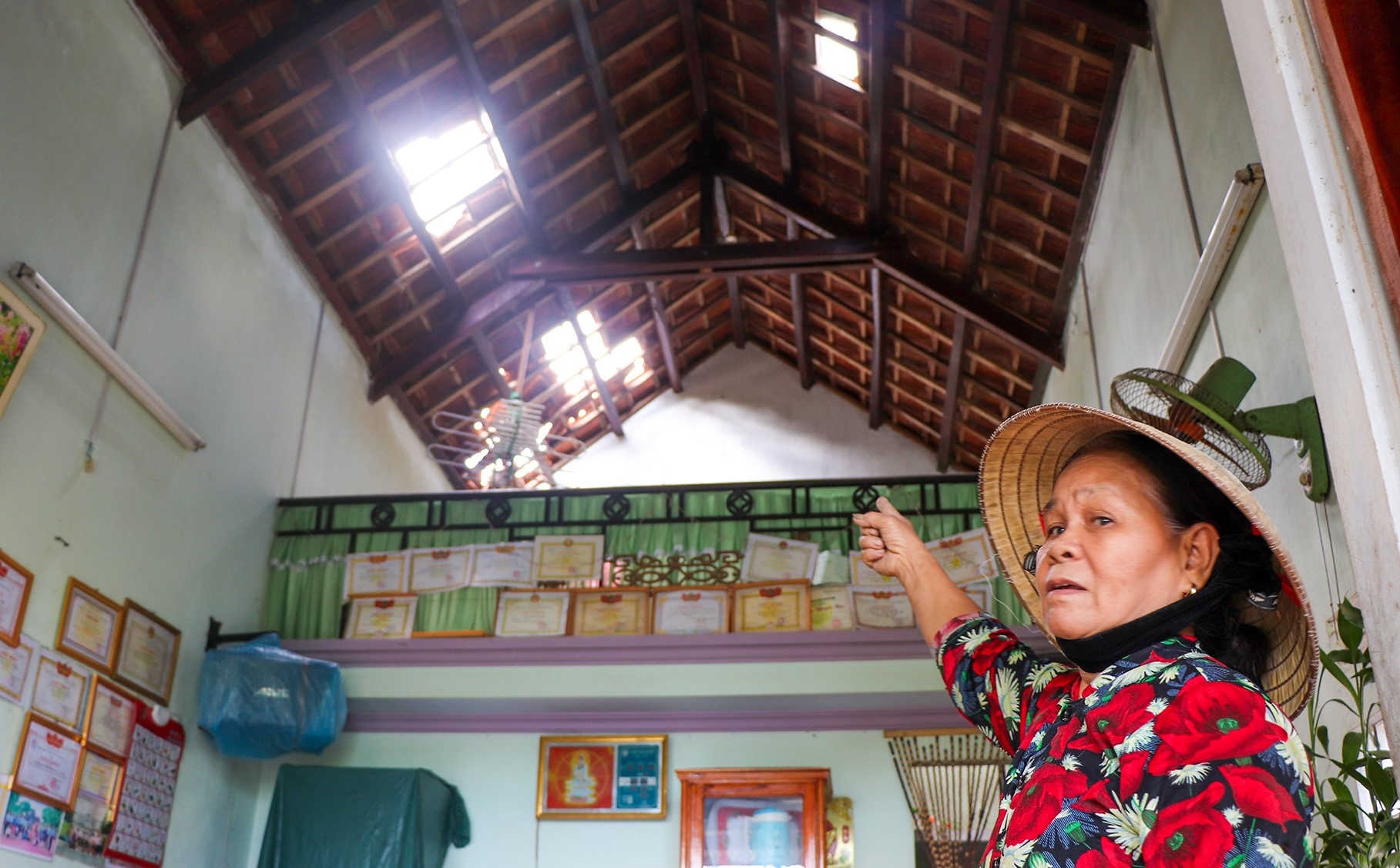 Truong hoc va nhieu ngoi nha bi toc mai do bao so 6 hinh anh