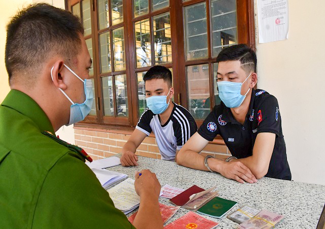 nhóm thanh niên cho vay lãi 480% mỗi năm ảnh 1 nhom thanh nien cho vay lai 480% moi nam anh 1