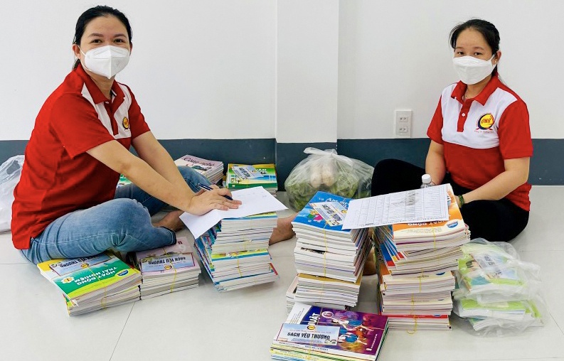 Trao 800 bo sach giao khoa cho hoc sinh Quang Nam o TP.HCM hinh anh