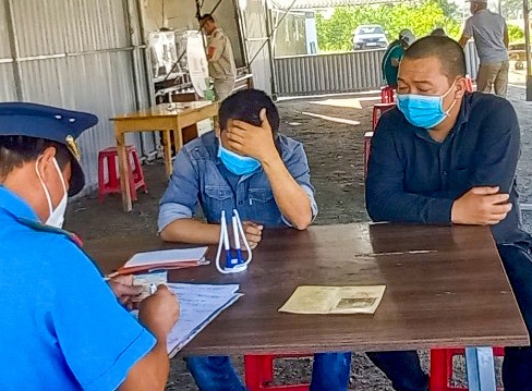 Phat hien nhieu tai xe cho nguoi tu vung dich ve Quang Nam hinh anh