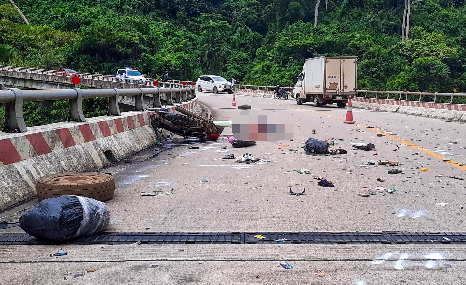 Hai me con tu nan khi tu Binh Duong ve que hinh anh