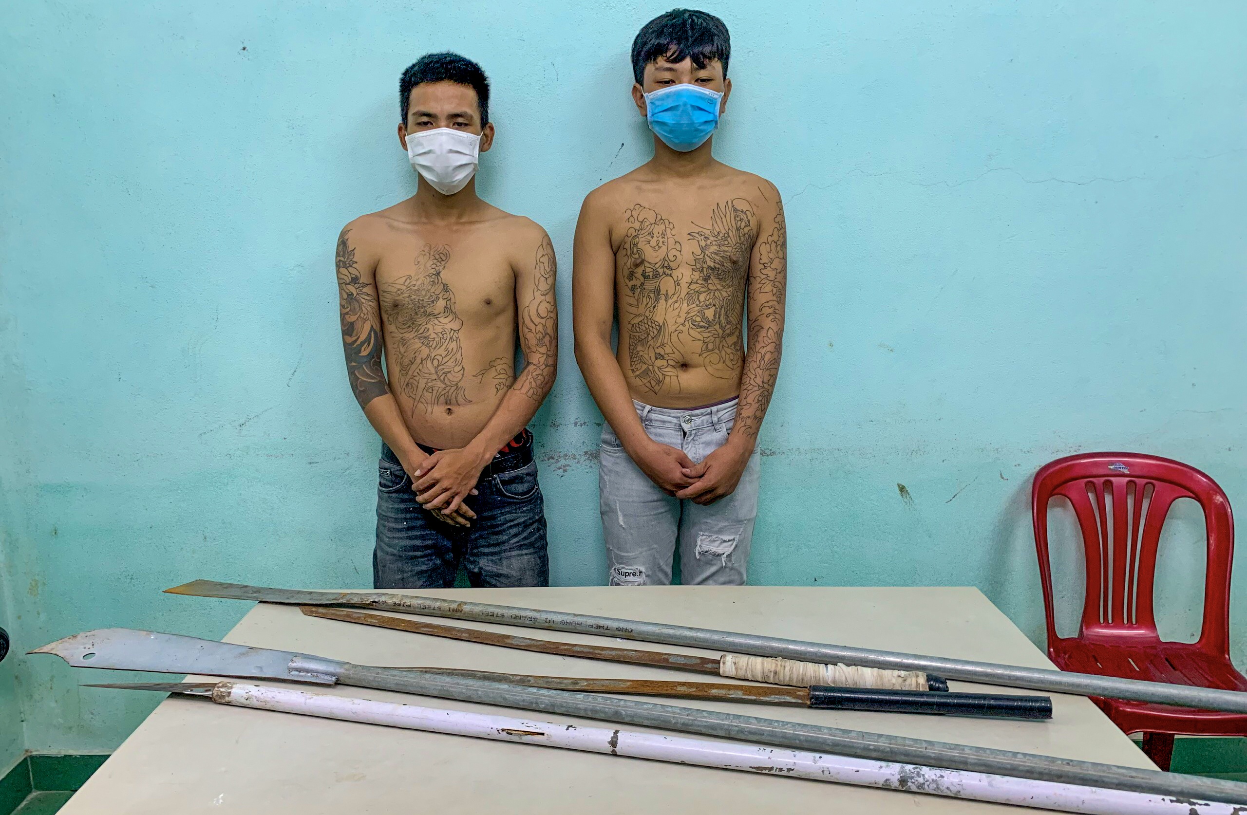 nam thanh niên bị dí roi điện vào người ảnh 2 nam thanh nien bi di roi dien vao nguoi anh 2