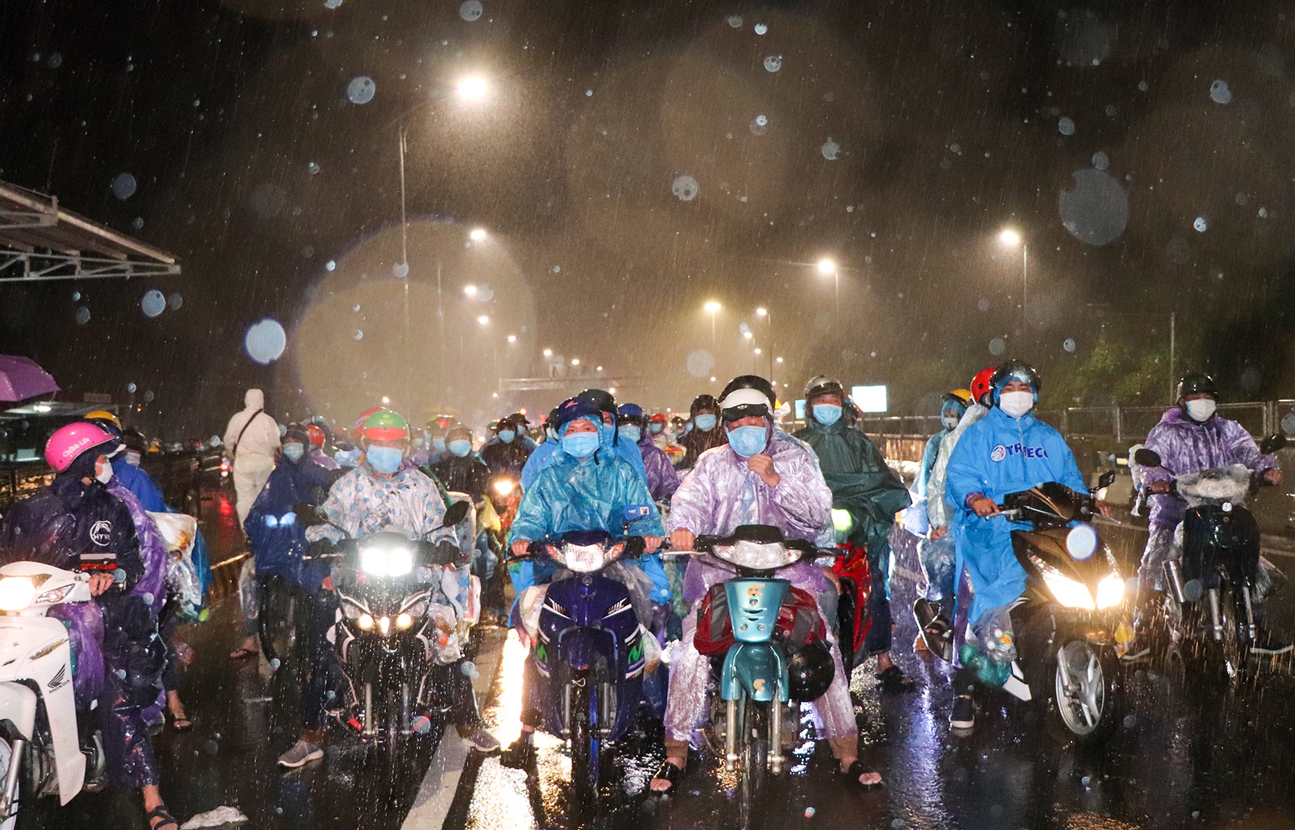 hang nghin luot xe qua ham hai van anh 8