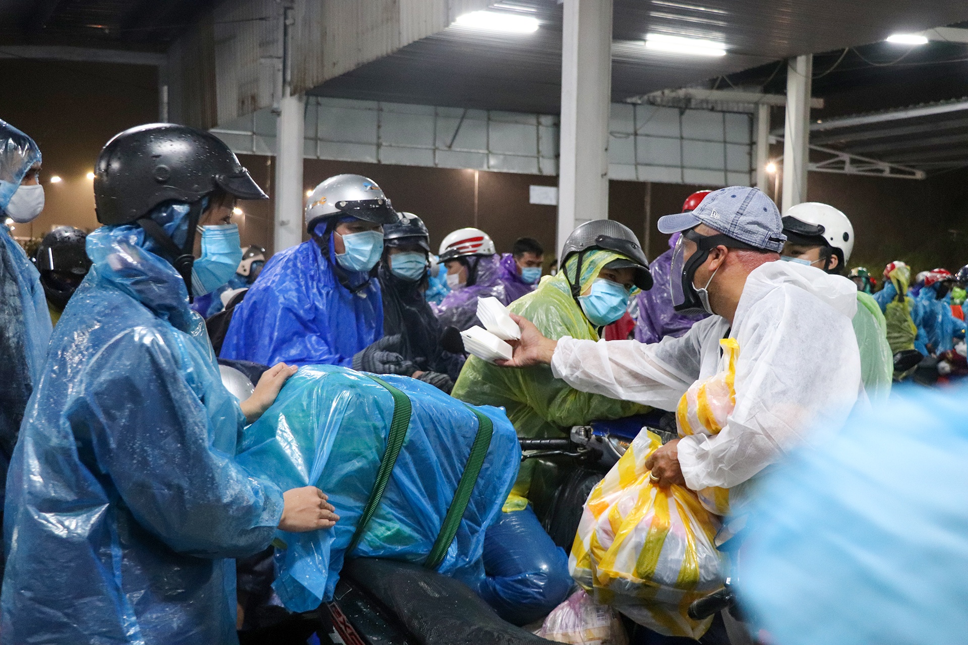 hang nghin luot xe qua ham hai van anh 2