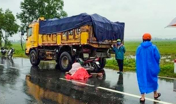 Nguoi dan ong tu nan khi tu TP.HCM ve que hinh anh