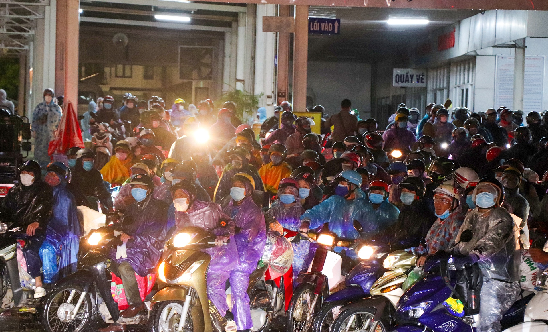 hang nghin luot xe qua ham hai van anh 7