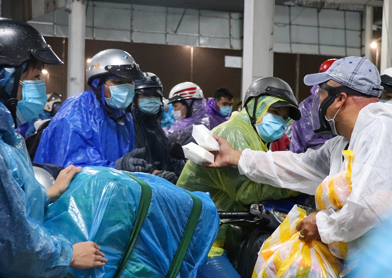 Hang tram nguoi ve que duoc sua xe, phat thuc an o ham Hai Van hinh anh