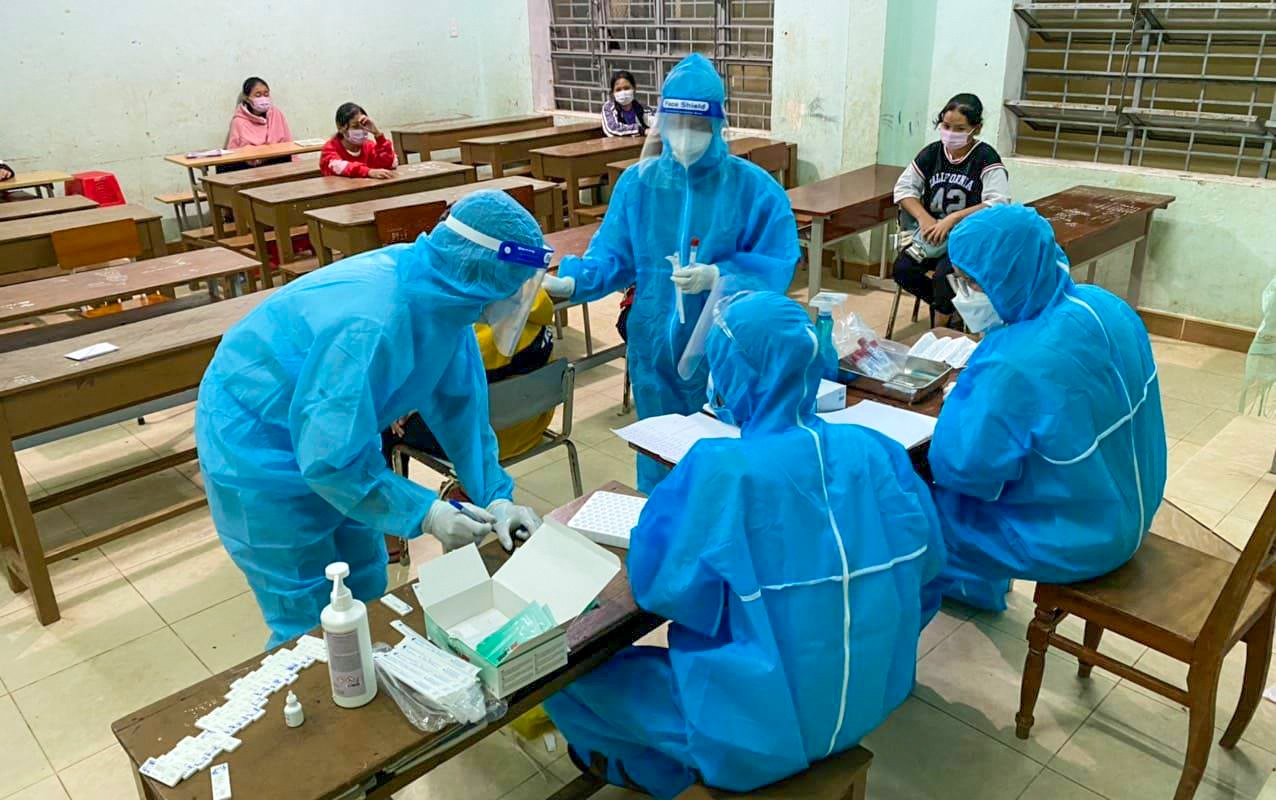 hoc sinh nghi hoc sau khi phat hien ca duong tinh SARS-CoV-2 anh 1