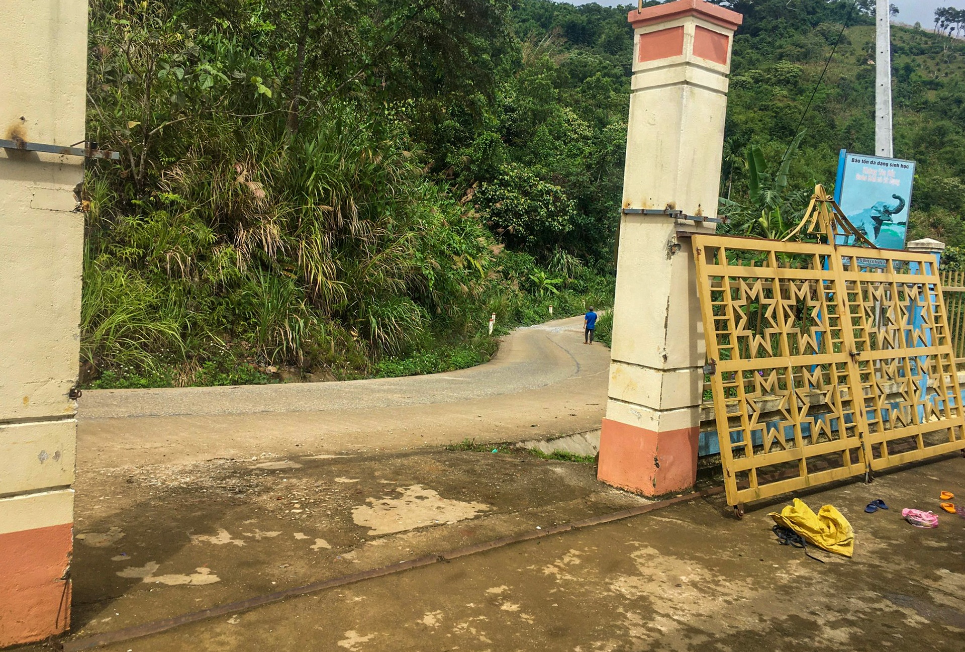 hai học sinh bị cổng trường đè ảnh 1 hai hoc sinh bi cong truong de anh 1