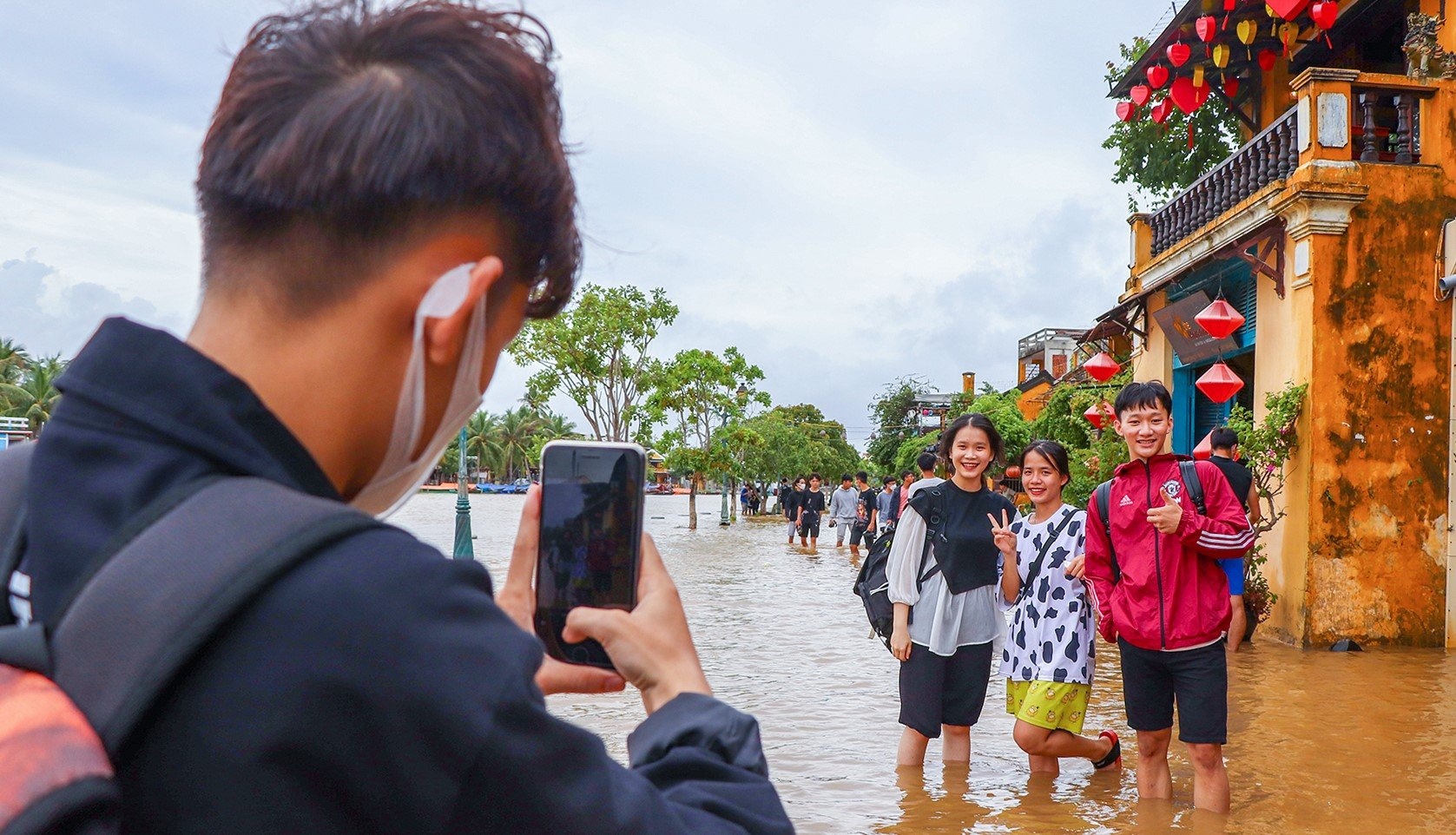 Nhieu nguoi di chup hinh khi pho co Hoi An ngap gan 1 m hinh anh