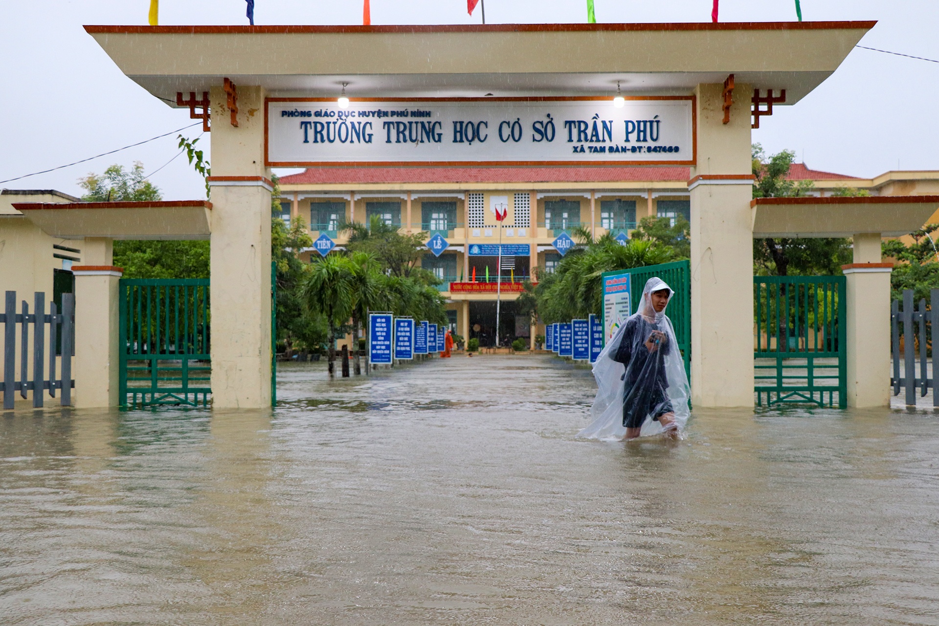 hoc sinh Quang Nam nghi hoc tranh lu anh 1
