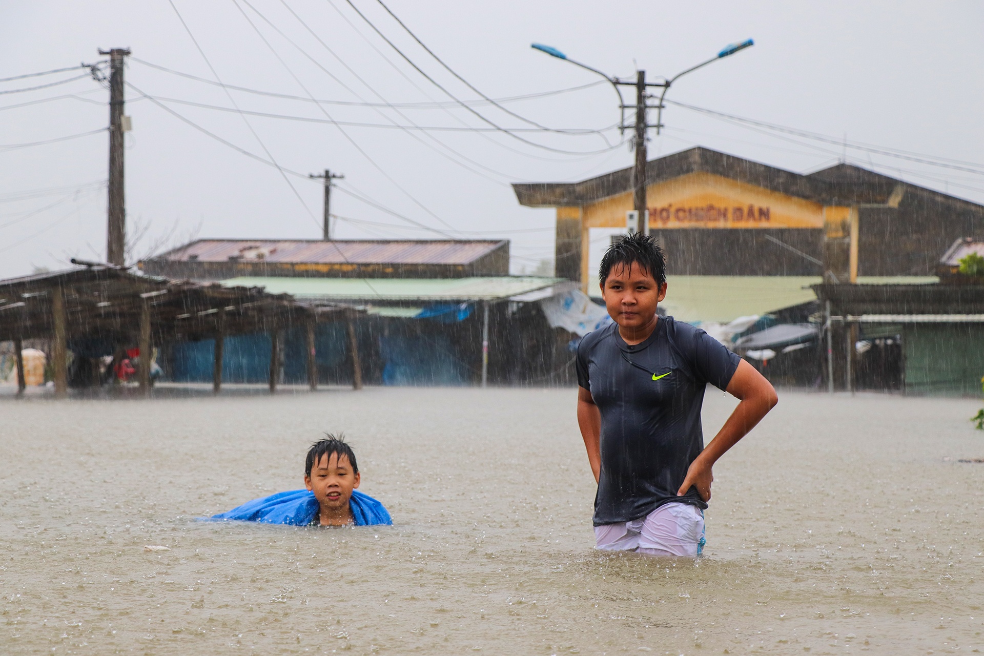 Quang Nam cho hoc sinh nghi hoc tranh lu hinh anh